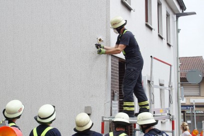 Pforzheim: Feuerwehr stuetzt Hauseingang nach Verkehrsunfall