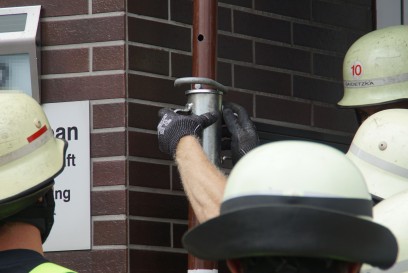 Pforzheim: Feuerwehr stuetzt Hauseingang nach Verkehrsunfall