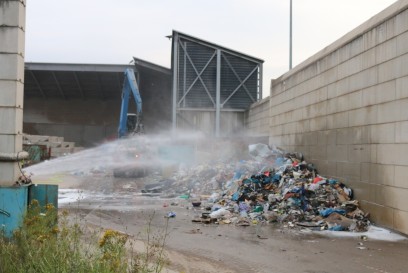 Stuttgart-Feuerbach: Grossbrand in Recycling Betrieb
