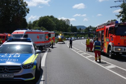 Metzingen: Vier Verletzte bei schwerem Verkehrsunfall auf B 312, Rettungshubschrauber im Einsatz
