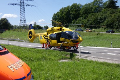 Metzingen: Vier Verletzte bei schwerem Verkehrsunfall auf B 312, Rettungshubschrauber im Einsatz