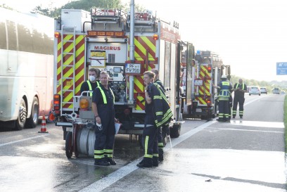 Pforzheim: Pkw Vollbrand auf der A8