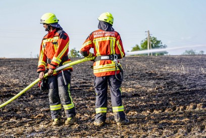 Wernau: 120 mal 160 m Stoppelfeld brennt ab - Landwirt loescht mit Guelle