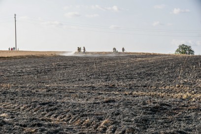 Wernau: 120 mal 160 m Stoppelfeld brennt ab - Landwirt loescht mit Guelle