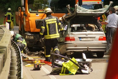 Pforzheim: schwerer Verkehrsunfall zwischen Pkw und Lkw fordert eine Lebensgefaehrlich Verletzte