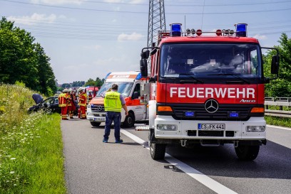 Wendlingen:Pkw kommt von Fahrbahn ab – 2 Verletzte – war der mobile Blitzer ursaechlich?
