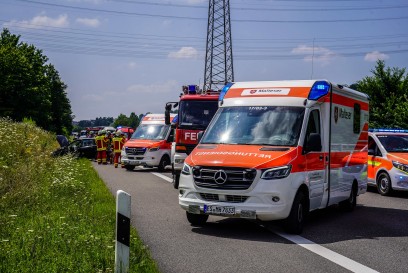 Wendlingen:Pkw kommt von Fahrbahn ab – 2 Verletzte – war der mobile Blitzer ursaechlich?