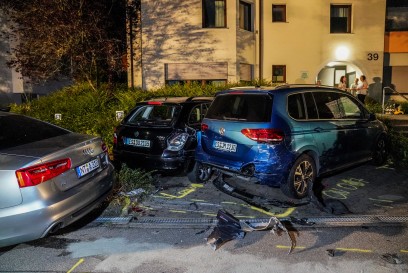 Leinfelden-Echterdingen: Audi rammt innerorts sieben Fahrzeuge – riesiges Truemmerfeld – Insassen verhaftet