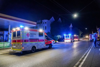 Leinfelden-Echterdingen: Audi rammt innerorts sieben Fahrzeuge – riesiges Truemmerfeld – Insassen verhaftet