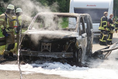 Pforzheim: Pkw Vollbrand auf der A8 - Feuerwehr im Einsatz