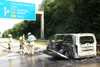 Pforzheim: Pkw Vollbrand auf der A8 - Feuerwehr im Einsatz