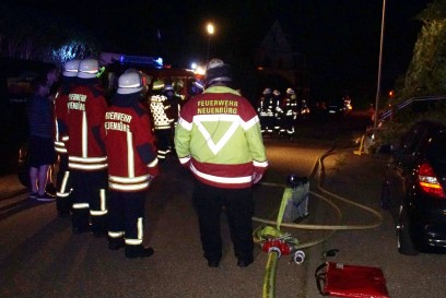 Neuenbuerg: Die Feuerwehr Neuenbuerg wurde zu einem Dachstuhlbrand alarmiert - Feuerwehr Grosseinsatz