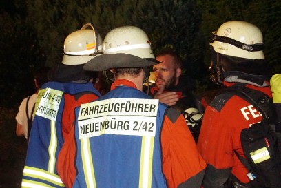 Neuenbuerg: Die Feuerwehr Neuenbuerg wurde zu einem Dachstuhlbrand alarmiert - Feuerwehr Grosseinsatz