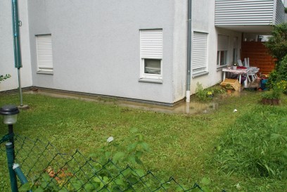 Niefern: Unwetter sorgt fuer voll gelaufene Tiefgarage und Keller - Feuerwehr im Einsatz