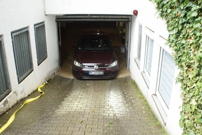 Niefern: Unwetter sorgt fuer voll gelaufene Tiefgarage und Keller - Feuerwehr im Einsatz