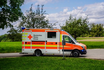 Notzingen: Hubsteiger in Stromleitung faengt Feuer - Person schwer verletzt - Rettungshubschrauber im Einsatz