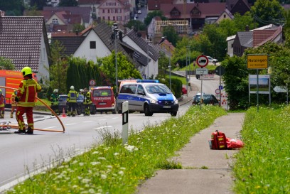 Notzingen: Hubsteiger in Stromleitung faengt Feuer - Person schwer verletzt - Rettungshubschrauber im Einsatz