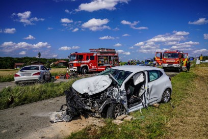 Aichelberg: Mercedes rast in Gegenverkehr - 1 Tote und 1 Schwerverletzter - Rettungshubschrauber im Einsatz