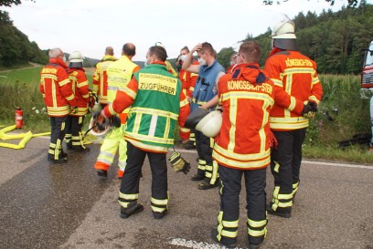 Koenigsbach-Stein: Pkw kommt von der Fahrbahn ab und kollidiert mit Baum - eine Lebensgefaehrlich Verletzte Person