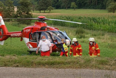 Koenigsbach-Stein: Pkw kommt von der Fahrbahn ab und kollidiert mit Baum - eine Lebensgefaehrlich Verletzte Person