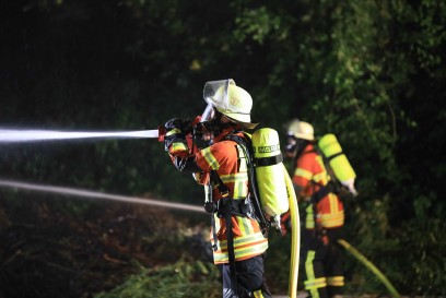 Neuffen: Gruenschnitt auf dem Recyclinghof in Flammen - THW Bagger im Einsatz