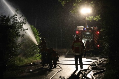 Neuffen: Gruenschnitt auf dem Recyclinghof in Flammen - THW Bagger im Einsatz