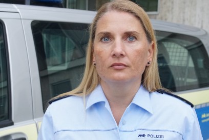 Koenigsbach-Stein: O-Ton - Pkw kommt von der Fahrbahn ab und kollidiert mit Baum - eine Lebensgefaehrlich Verletzte Person