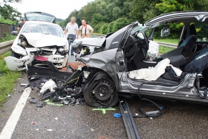Muehlacker: Verkehrsunfall mit drei Pkws - sechs Personen verletzt darunter 2 Lebensgefaehrlich