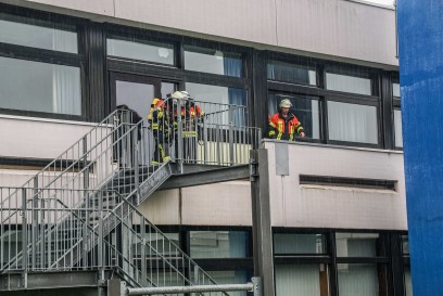Gaertringen: Kellerbrand in der Schule - die Feuerwehr uebt wieder gemeinsam