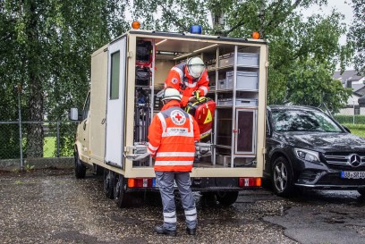 Gaertringen: Kellerbrand in der Schule - die Feuerwehr uebt wieder gemeinsam