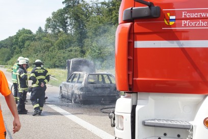 Pforzheim: Pkw haengt Autoanhaenger ab und steht in Vollbrand auf der A8
