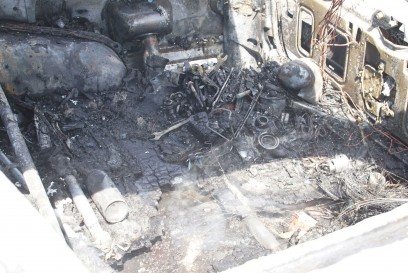 Pforzheim: Pkw haengt Autoanhaenger ab und steht in Vollbrand auf der A8