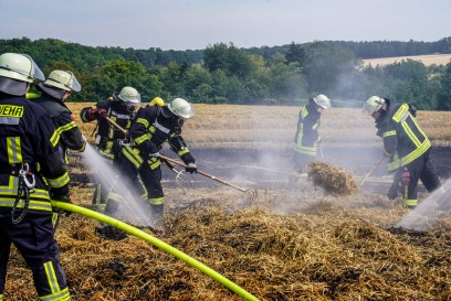 Wernau: Brand einer Ballenpresse greift auf Feld ueber