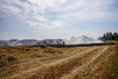 Wernau: Brand einer Ballenpresse greift auf Feld ueber