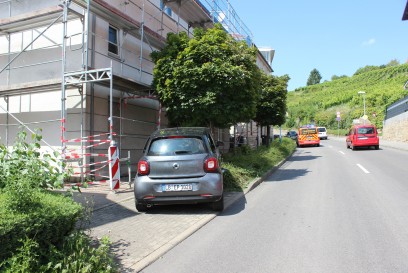 Asperg: PKW kracht in Baugeruest