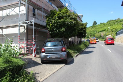 Asperg: PKW kracht in Baugeruest