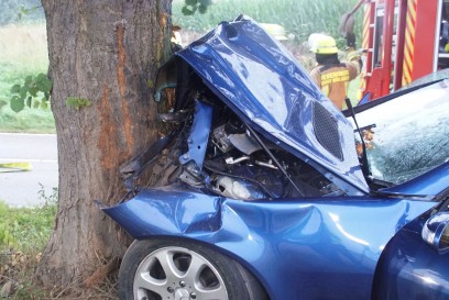 Muehlacker-Grossglattbach: schwerer Verkehrsunfall mit einem Pkw - eine Person schwer Verletzt