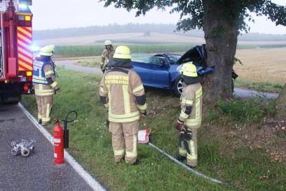 Muehlacker-Grossglattbach: schwerer Verkehrsunfall mit einem Pkw - eine Person schwer Verletzt