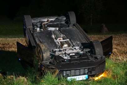 Neckartenzlingen: Auto kommt von Fahrbahn ab un ueberschlaegt sich- Mehrere Verletzte