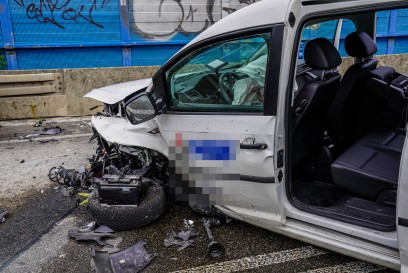 Bempflingen/ B312: Rollstuhlbus und Pkw stiessen frontal zusammen – mehrere Schwerverletzte