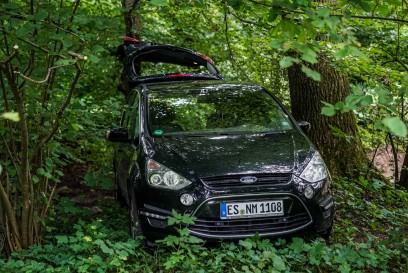 Denkendorf: Pkw macht sich selbststaendig und rollt 70 Meter bergab – Baum stoppt ihn vor dem Fluss