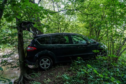 Denkendorf: Pkw macht sich selbststaendig und rollt 70 Meter bergab – Baum stoppt ihn vor dem Fluss