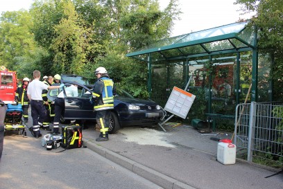 Oberstenfeld: PKW kracht in Bushaltestelle