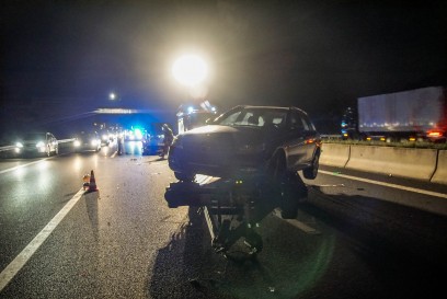 Rutesheim :Vollsperrung der A8 nach schwerem Unfall mit hohem Schaden 