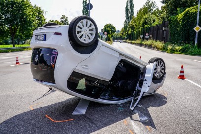 Nuertingen/B313: Pkw auf dem Dach gelandet