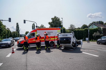 Nuertingen/B313: Pkw auf dem Dach gelandet