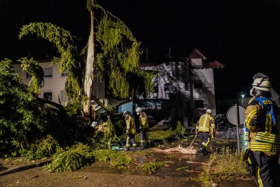Weissach im Tal-Cottenweiler: Blitz schlaegt in Baum ein und spaltet ihn