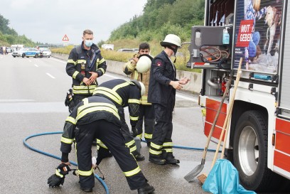 Friolzheim: Pkw in Vollbrand - Feuerwehr im Einsatz 