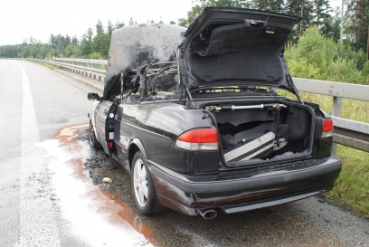 Friolzheim: Pkw in Vollbrand - Feuerwehr im Einsatz 