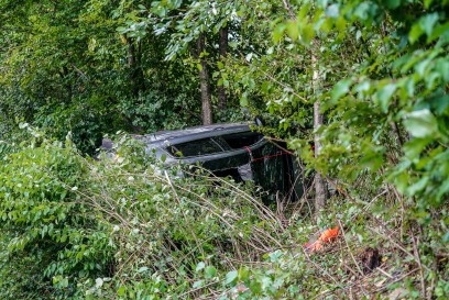 Aichtal/B27: Pkw landet in Boeschung